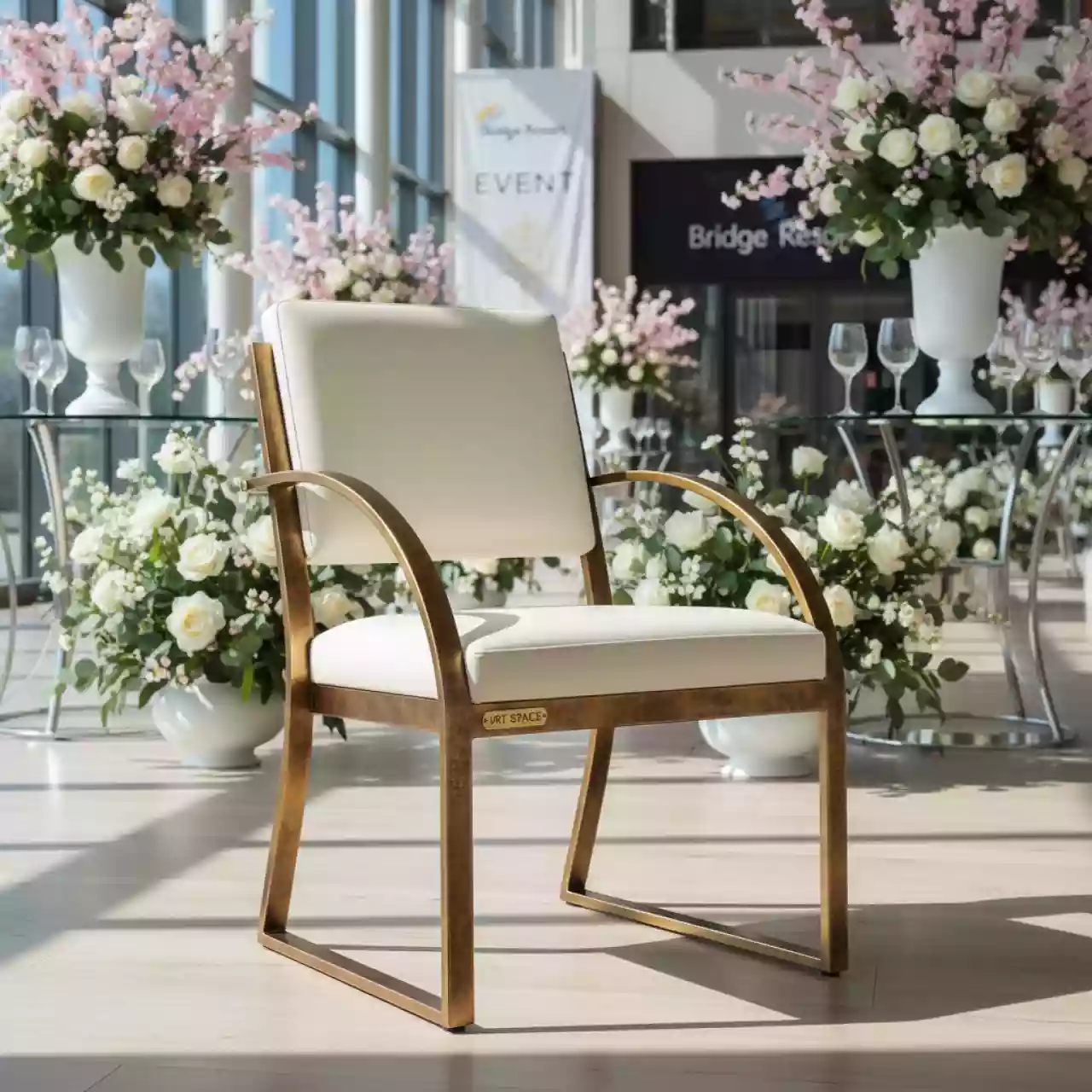Аренда Стул Хит антик золото на белом кожзаме бежевый в Bridge Resort — ART SPACE