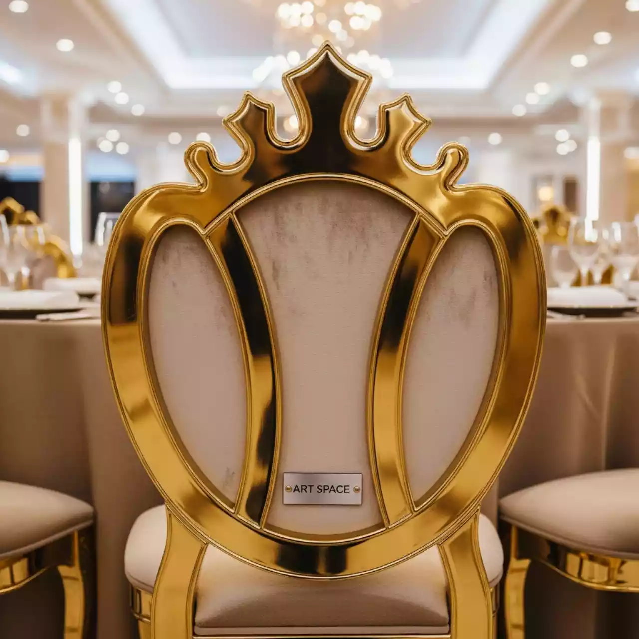 Аренда Стул Хит банкетный бежевая корона каркас золотой в Sochi Marriott Krasnaya Polyana — ART SPACE