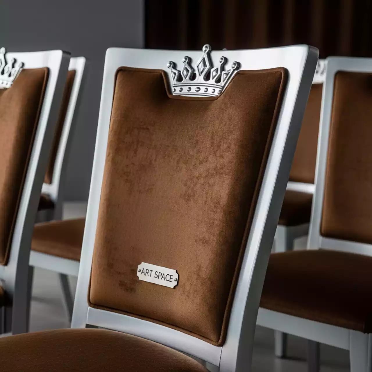 Аренда Стул Хит банкетный коричневая корона каркас серебряный в ресторане «Баран-Рапан» — ART SPACE