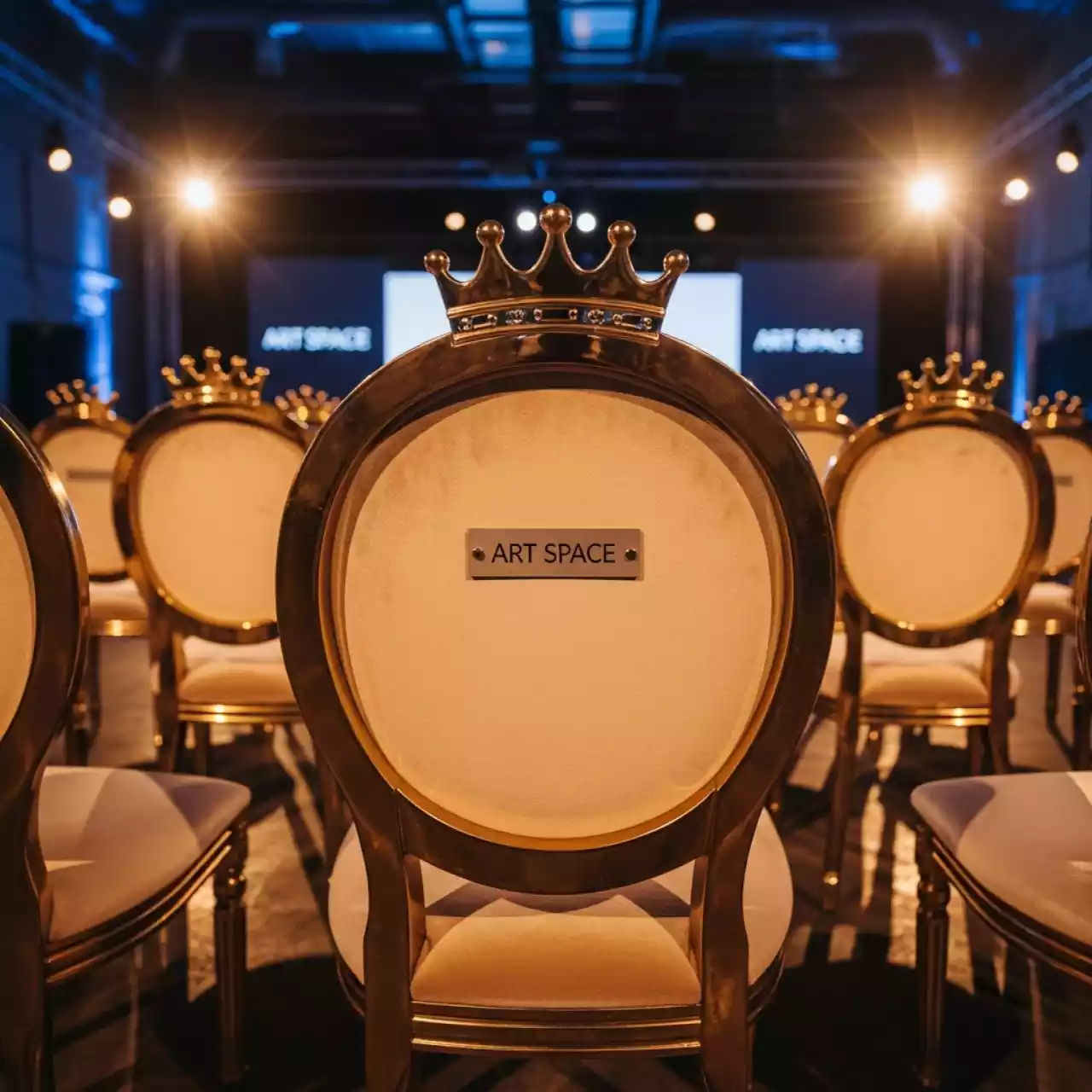 Аренда Стул Хит банкетный золото бежевая корона в Mercure Сочи Центр — ART SPACE