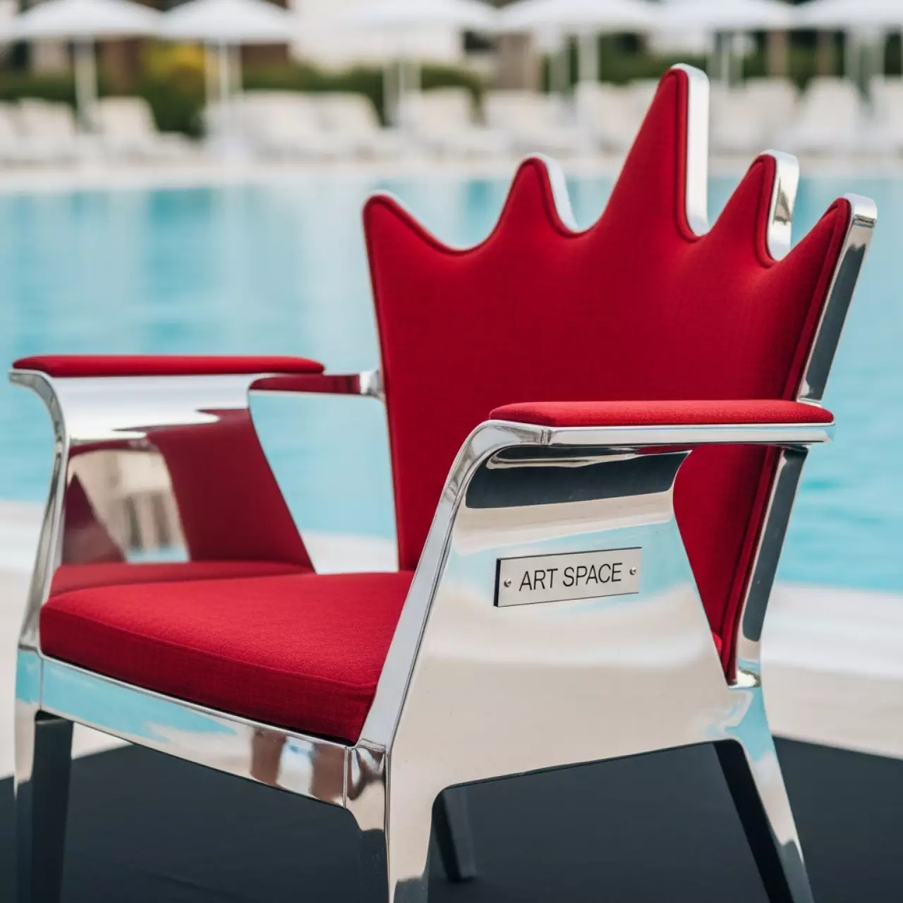 Аренда Стул Хит каркас серебро красная корона в Novotel Resort — ART SPACE