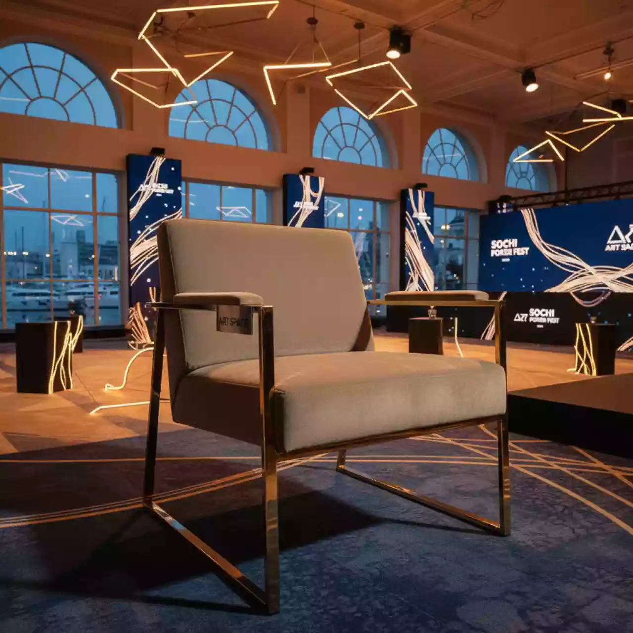 Аренда Стул Хит каркас золото шенилл темно бежевый в зале «Чайка» (Морпорт) — ART SPACE