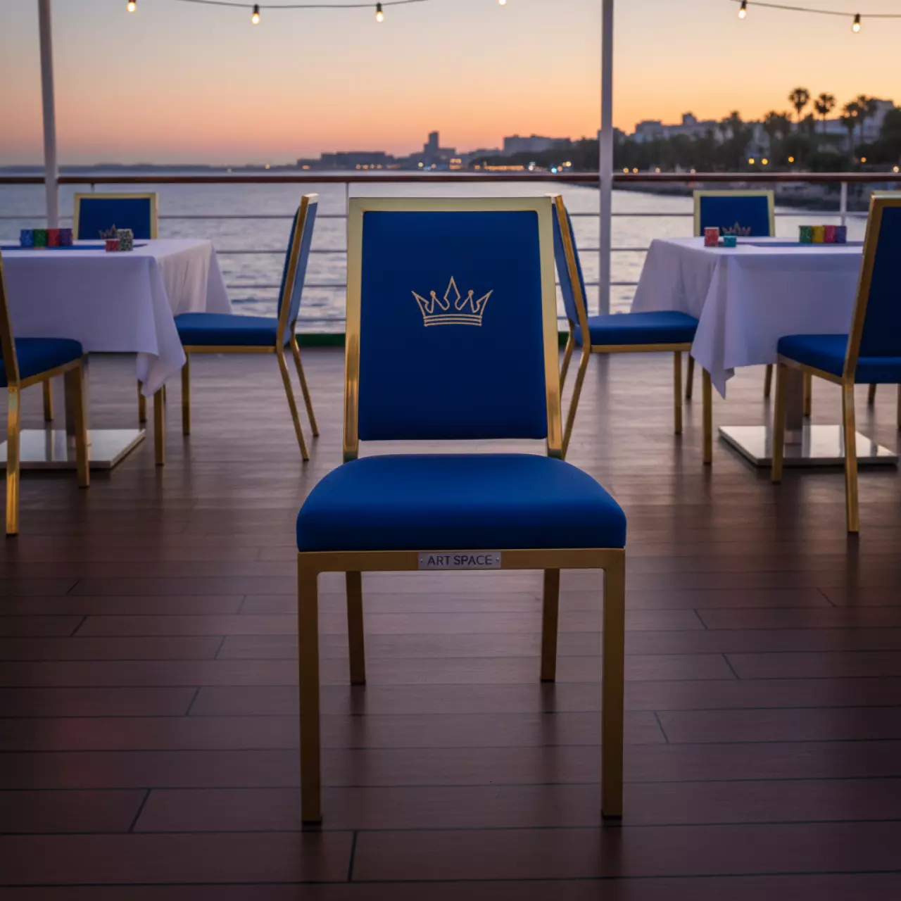 Аренда Стул Хит каркас золото синяя корона на теплоходе «Дагомыс» — ART SPACE