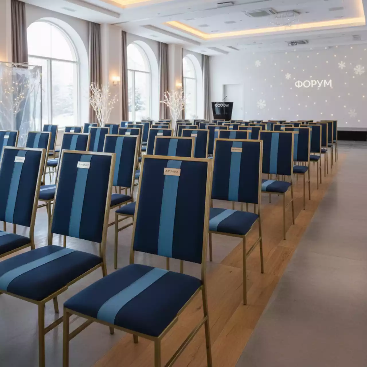 Аренда Стул Хит каркас золото узкая синяя полоса в Cosmos Sochi Hotel — ART SPACE