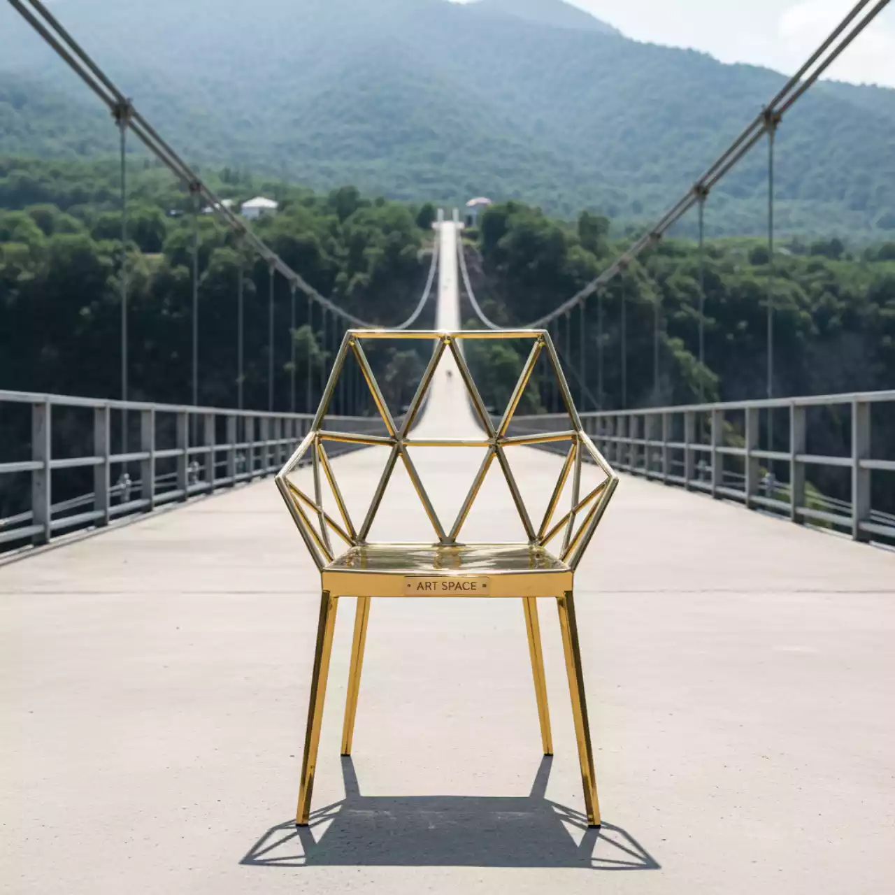 Аренда Стул Хит каркас золотой ромб в Skypark Sochi — ART SPACE