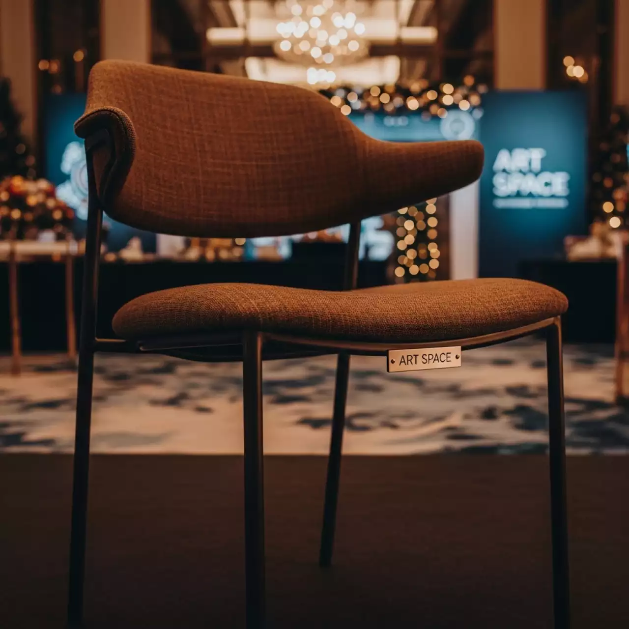 Аренда Стул Хит коричневый каркас темно коричневый в Grand Karat Sochi — ART SPACE