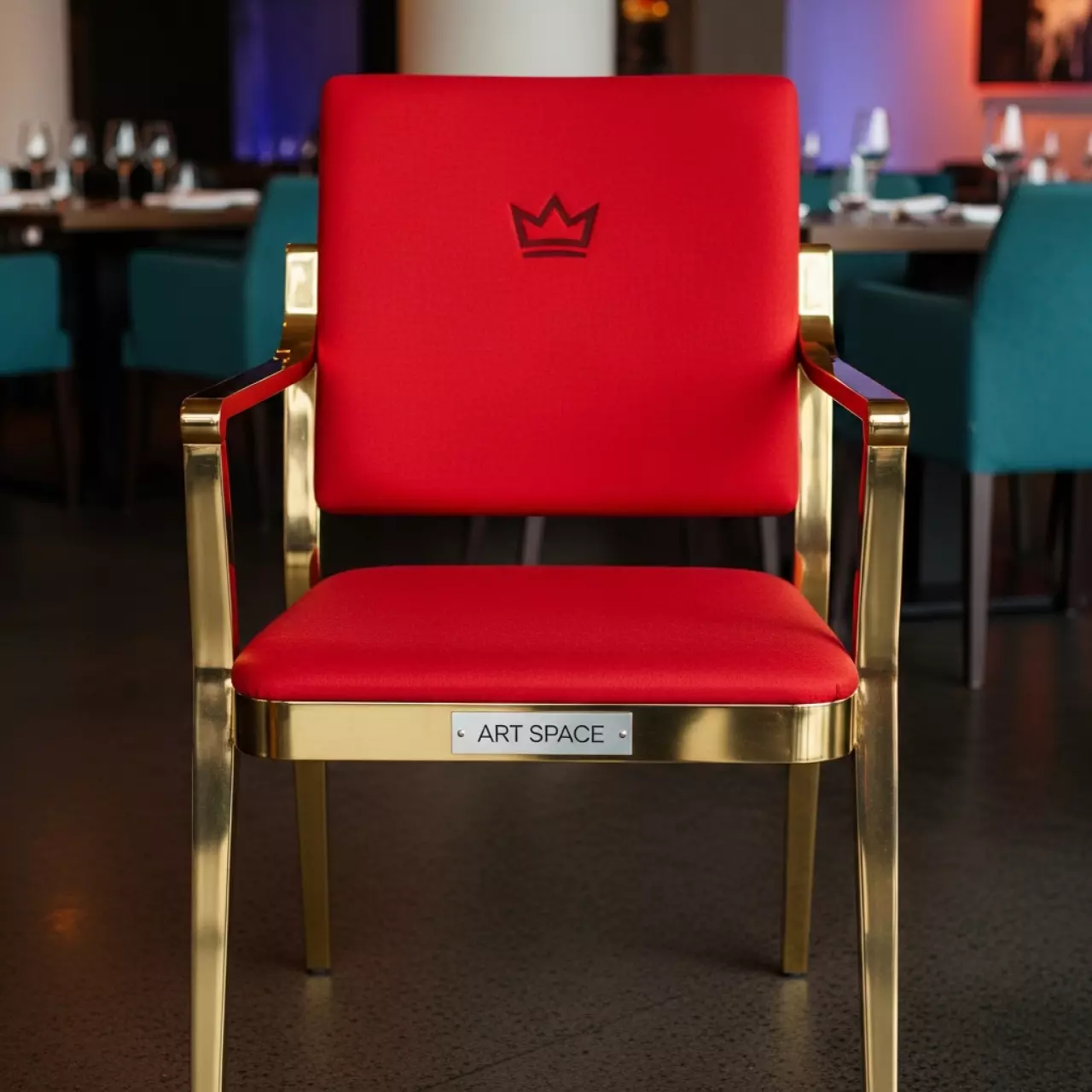 Аренда Стул Хит красная корона алюминиевый каркас золотой в ресторане «Voda» — ART SPACE