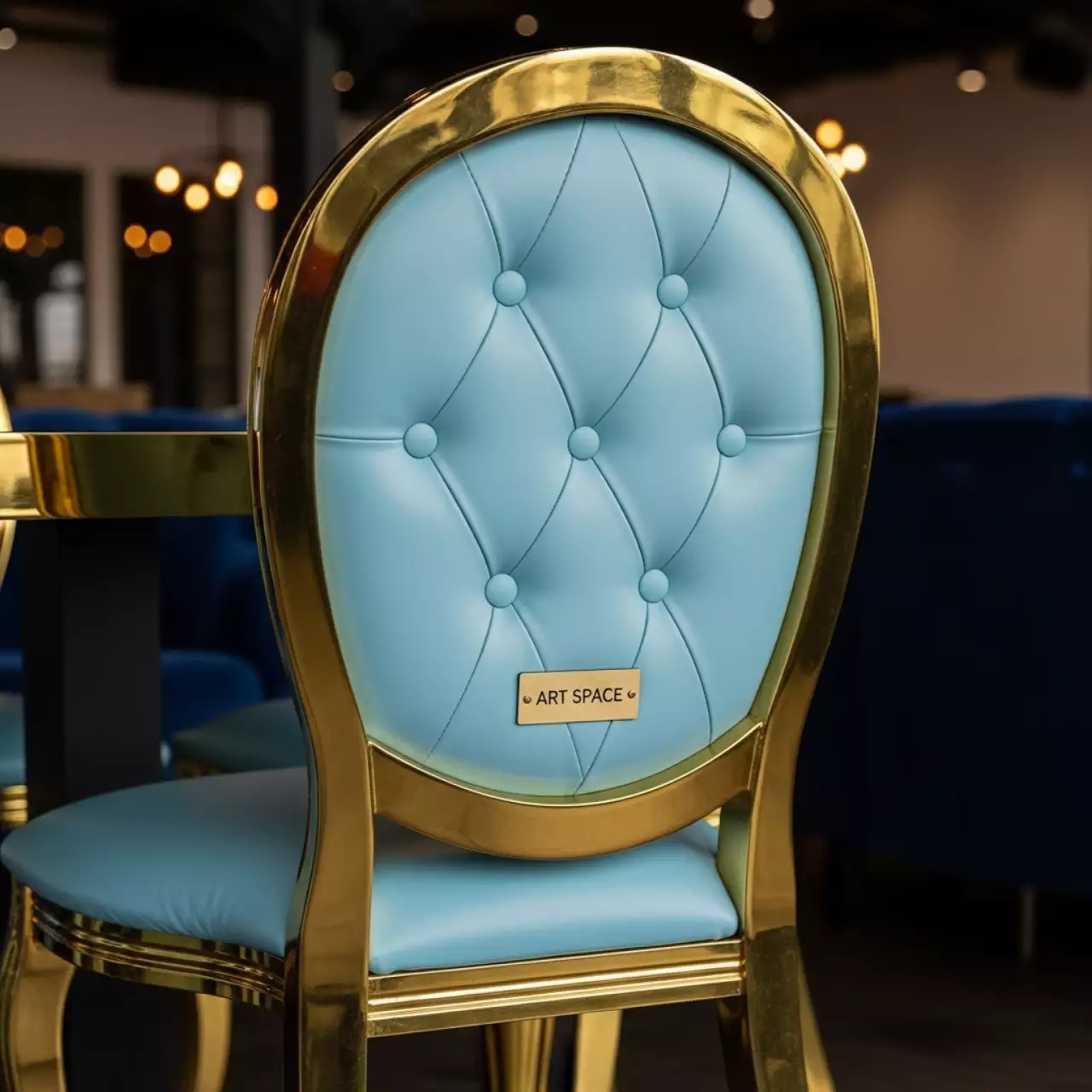 Аренда Стул Хит с каретной стяжкой золотой каркас голубой кожзам в ресторане «La Terrazza» — ART SPACE