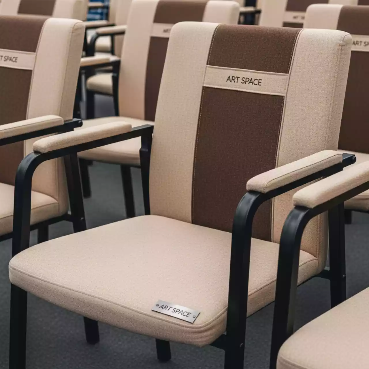 Аренда Стул Хит с подлокотниками бежевый коричневый Морпорт Сочи — ART SPACE