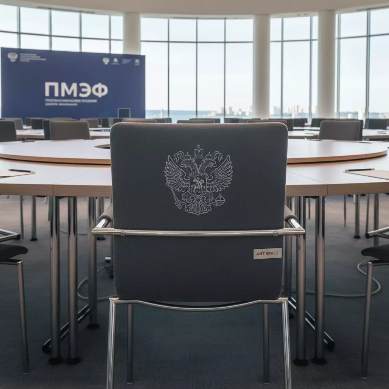 Аренда Стул Хит с подлокотниками герб РФ в конгресс-холле отеля Жемчужина — ART SPACE