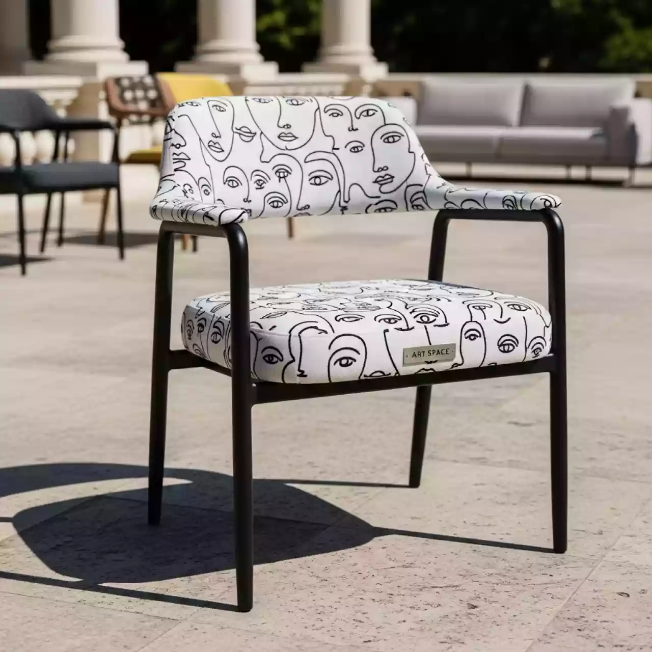 Аренда Стул Хит с подлокотниками каркас черный муар с принтом Faces в усадьбе Голицына — ART SPACE