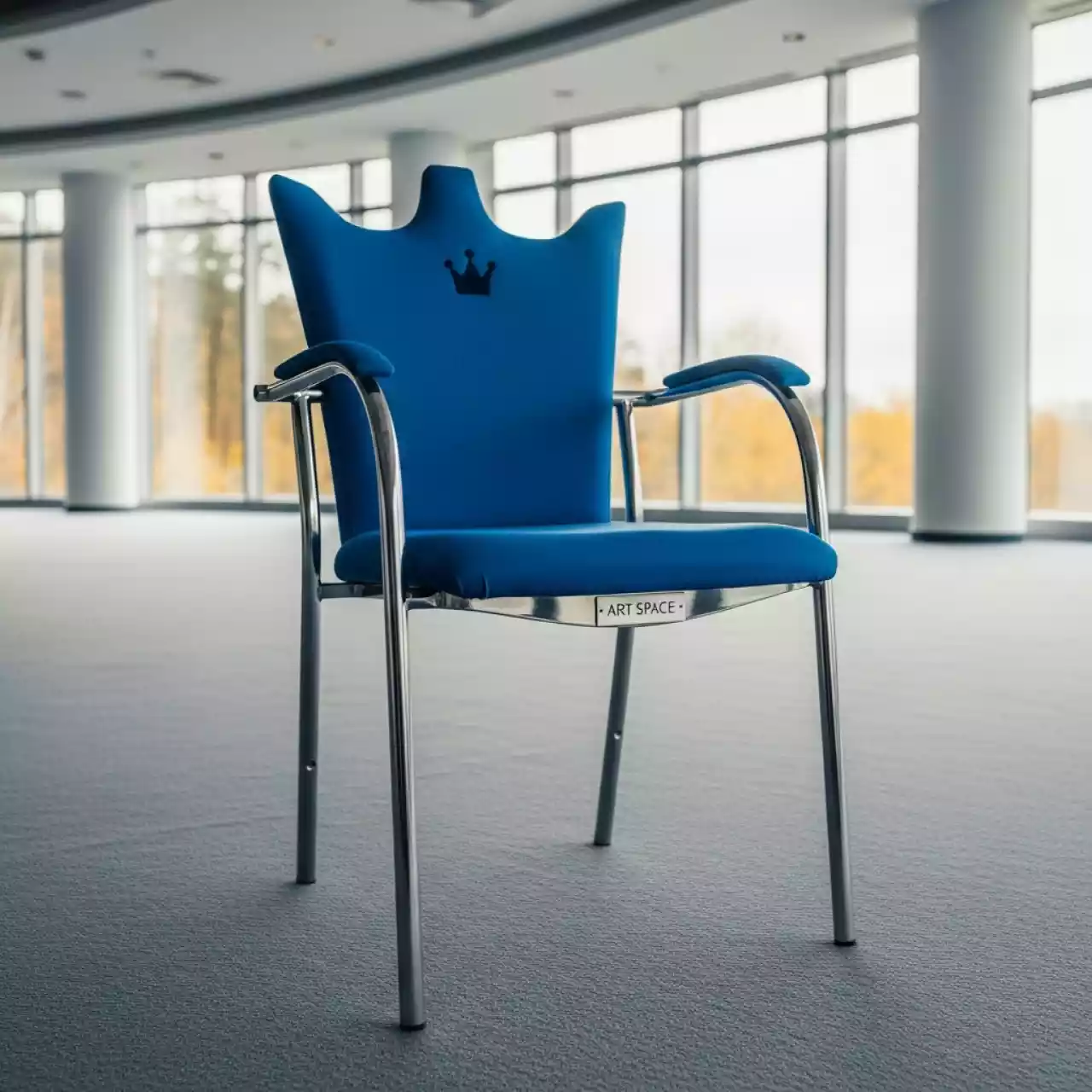 Аренда Стул Хит с подлокотниками корона синяя каркас серебро в Pullman Sochi Centre — ART SPACE