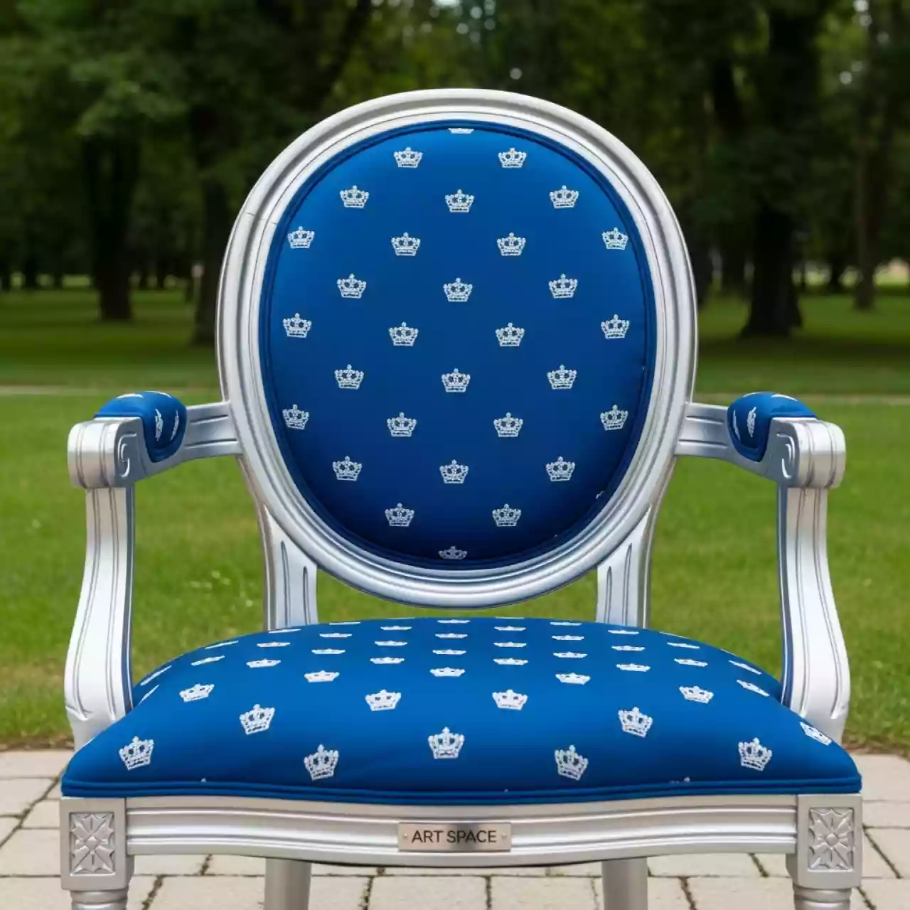 Аренда Стул Хит с подлокотниками синяя корона серебряный каркас в усадьбе Голицына — ART SPACE