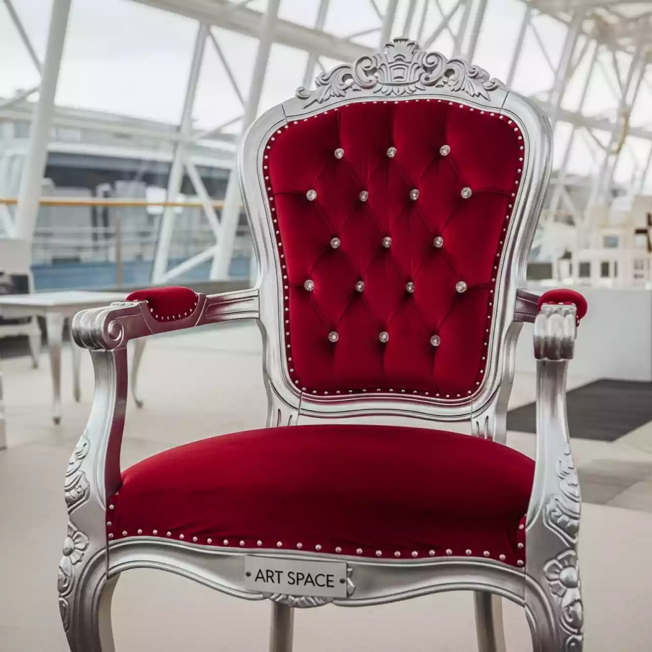 Аренда Стул Хит серебро корона красная в зале «Чайка» (Морпорт) — ART SPACE