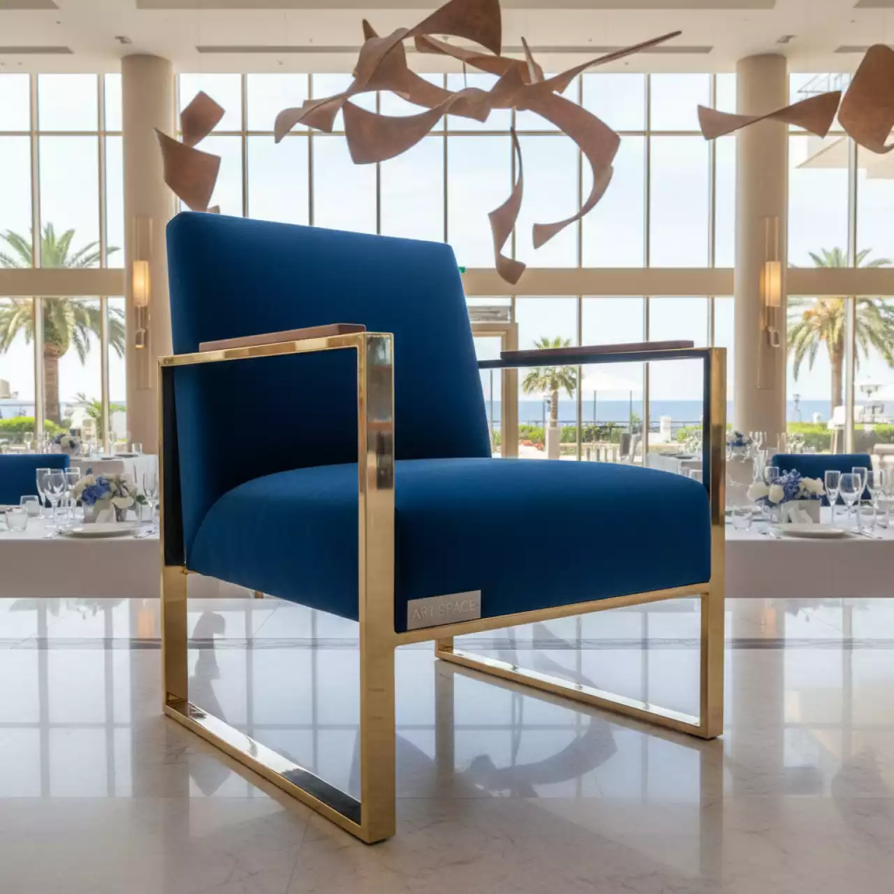 Аренда Стул Хит светлое золото велюр голубой в отеле Radisson Lazurnaya — ART SPACE