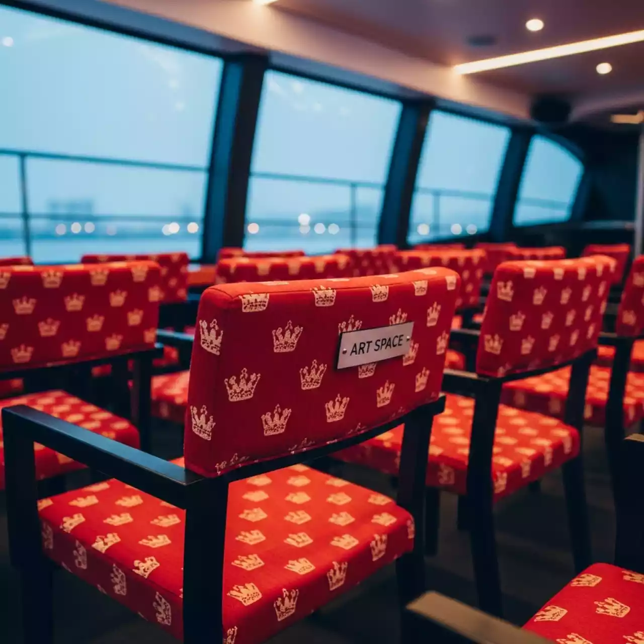 Аренда Стул Хит жаккард корона красная каркас черный на VIP-яхте (Имеретинский порт) — ART SPACE