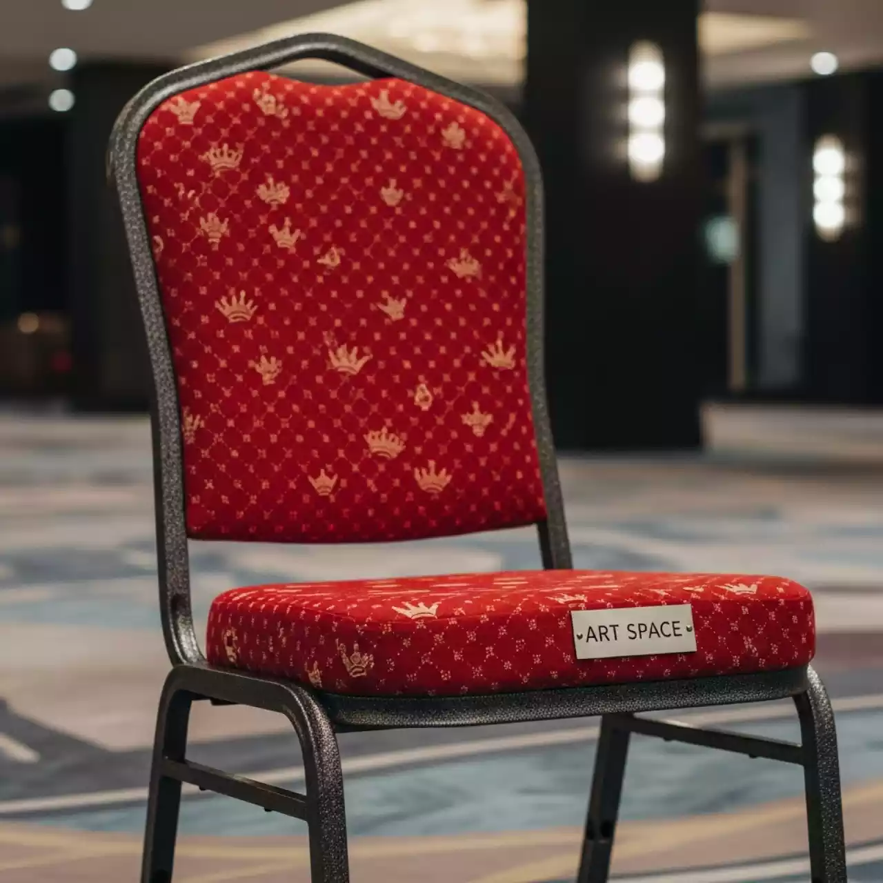 Аренда Стул Хит жаккард Корона красный черный муар в Cosmos Sochi Hotel — ART SPACE