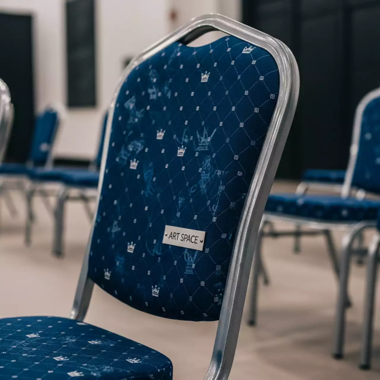 Аренда Стул Хит жаккард корона синяя каркас серебро в санатории «Металлург» — ART SPACE