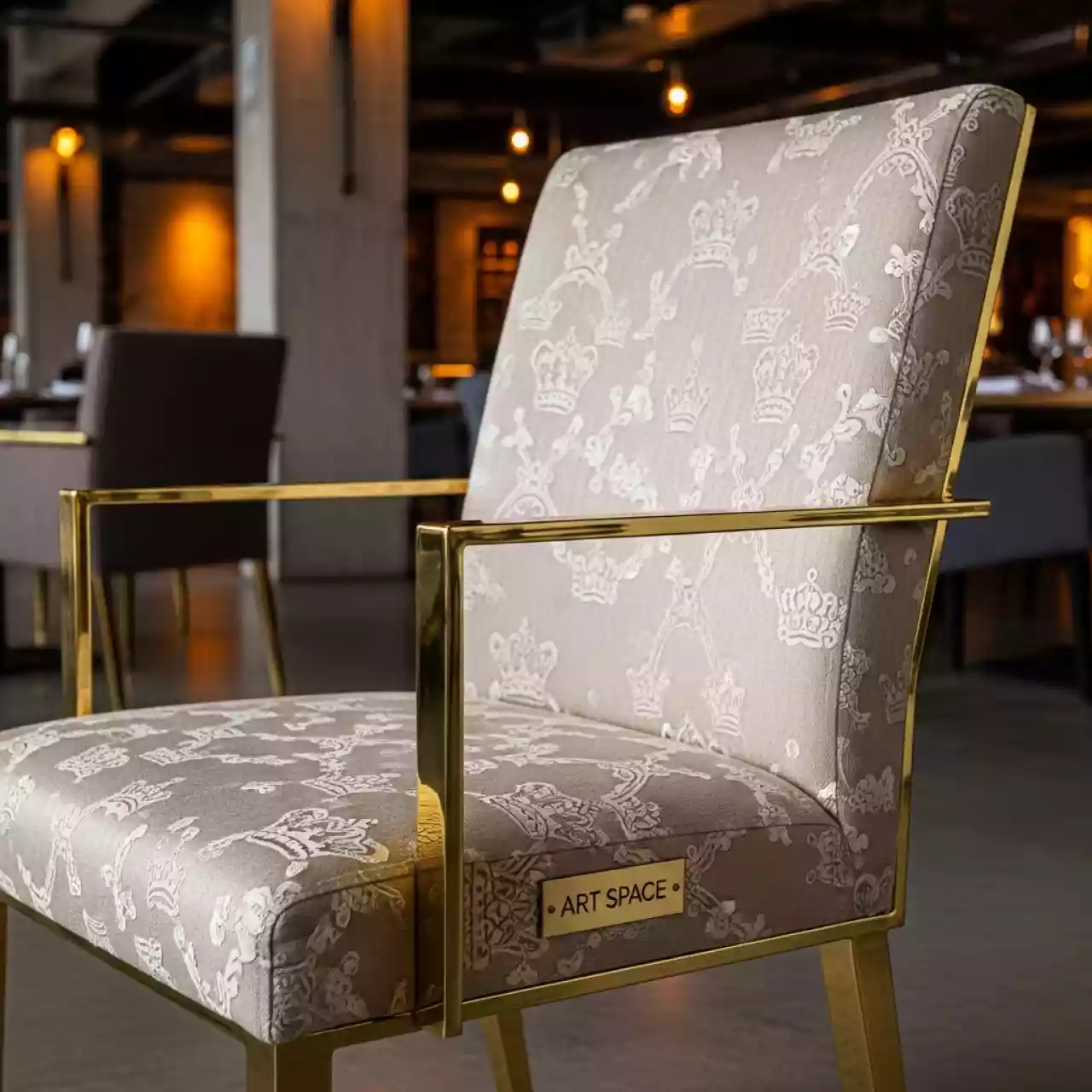 Аренда Стул Хит жаккард корона светло бежевый каркас золото в ресторане «Высота 5642» — ART SPACE