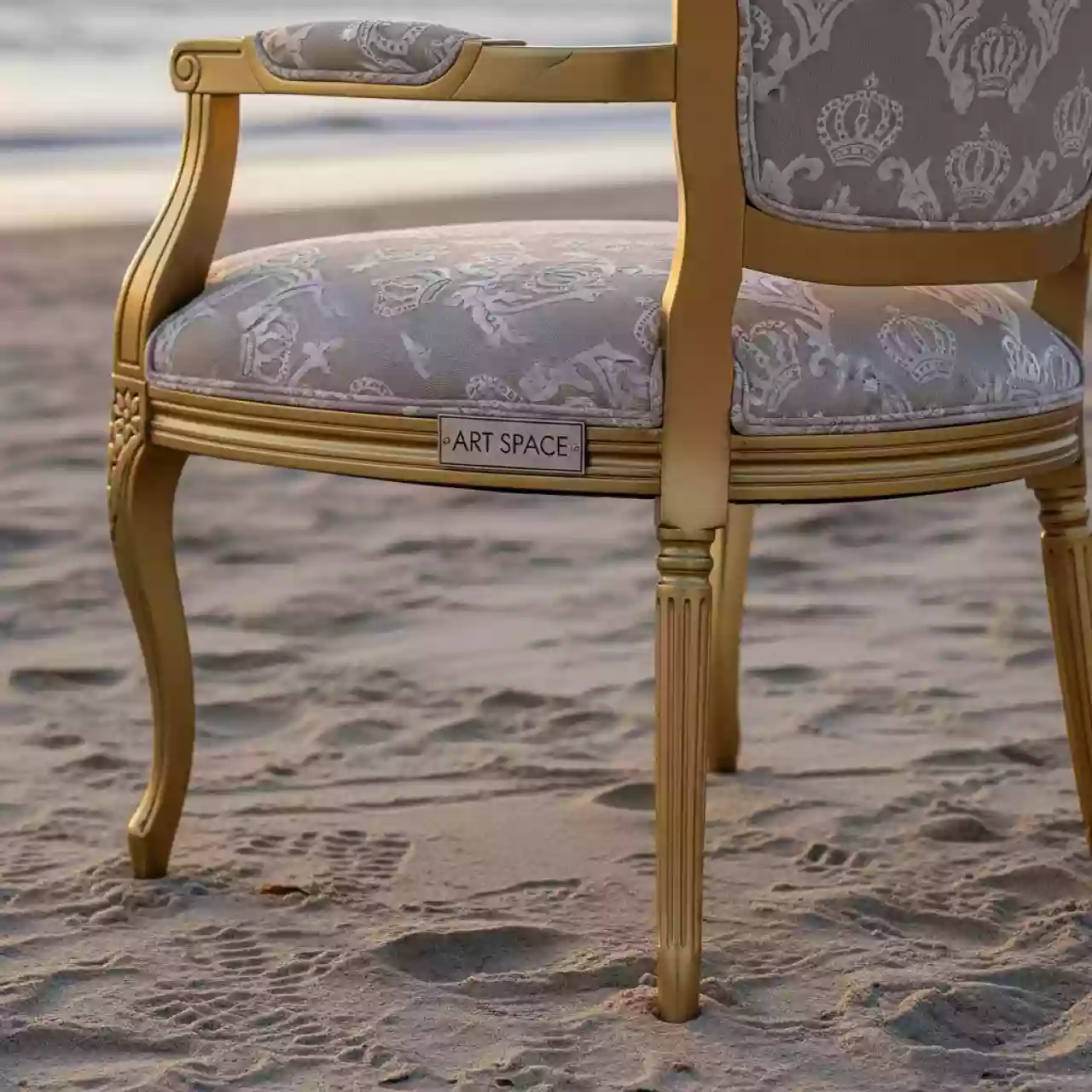 Аренда Стул Хит жаккард корона светло бежевый золотой каркас на пляже «Ривьера» — ART SPACE