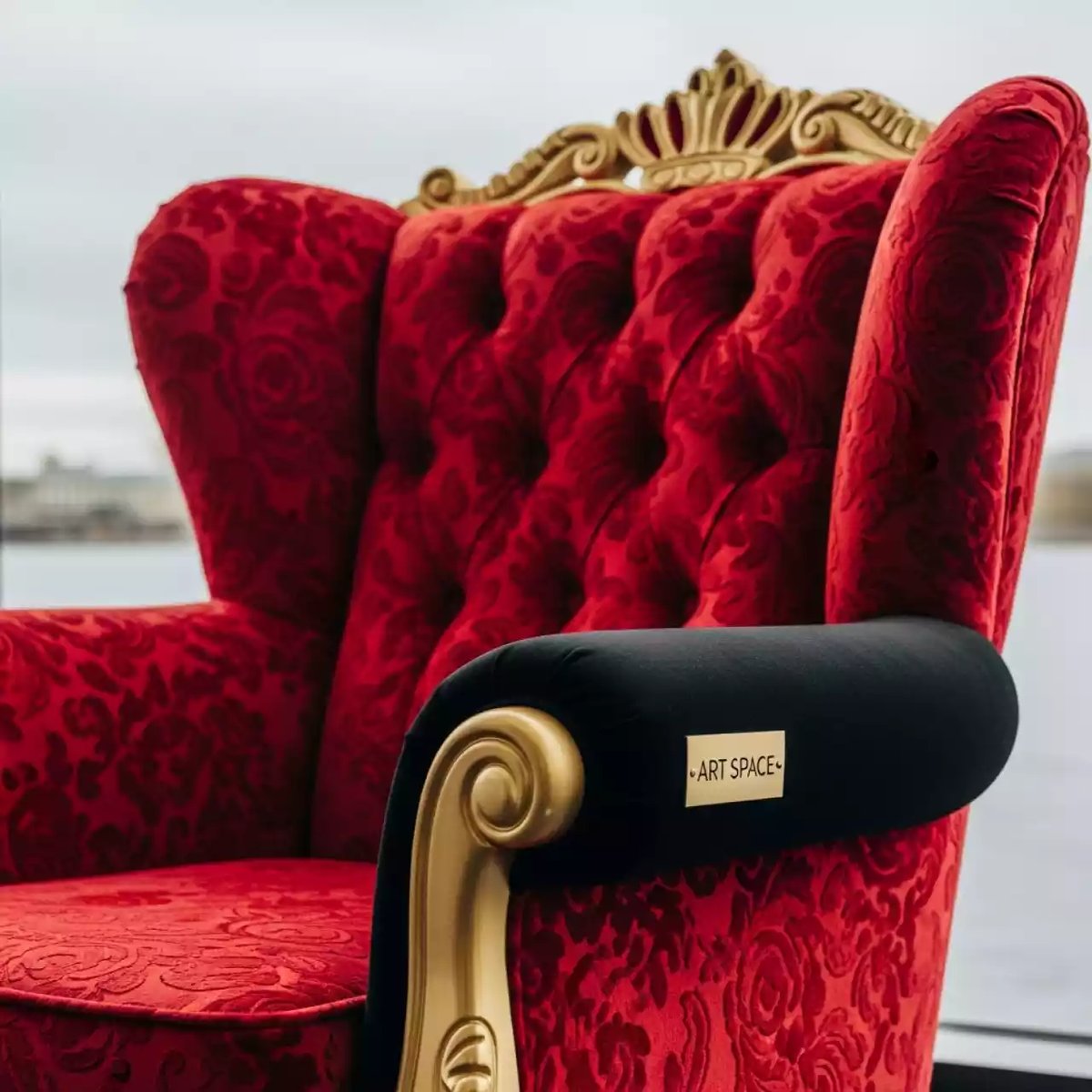 Аренда Стул Хит жаккард красная корона черный муар на Имеретинской набережной — ART SPACE