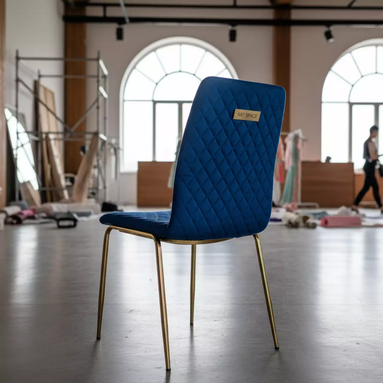 Аренда Стул Хит жаккард ромб синий каркас золото в Cosmos Sochi Hotel — ART SPACE