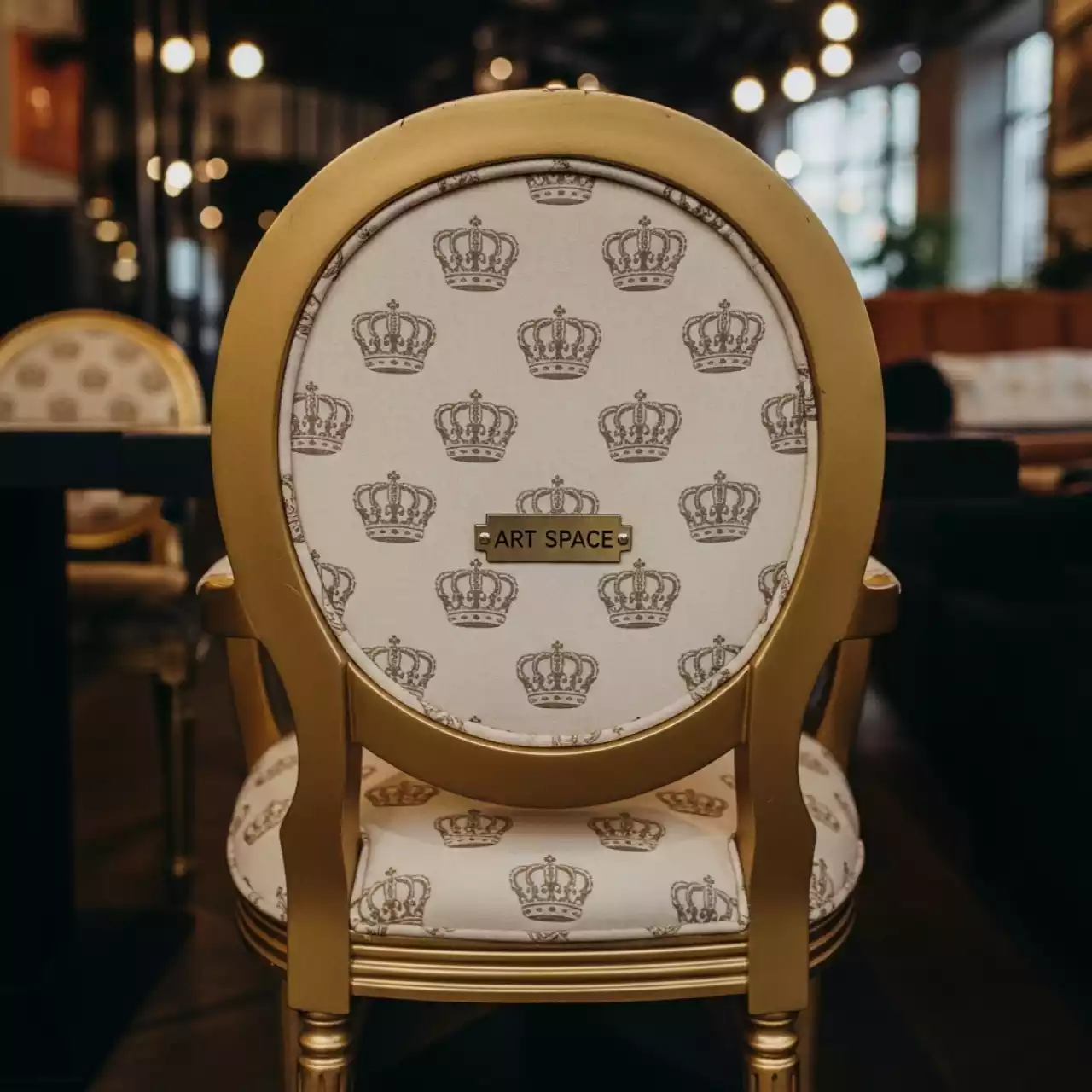 Аренда Стул Хит золото бежевая корона в ресторане «Плакучая Ива» — ART SPACE