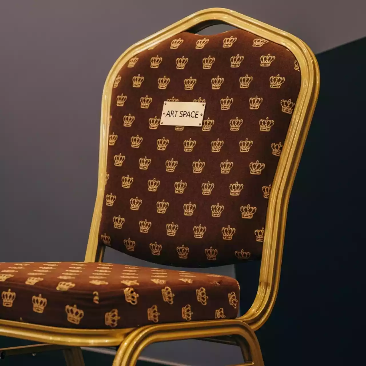 Аренда Стул Хит золото коричневая корона в казино «Сочи» — ART SPACE
