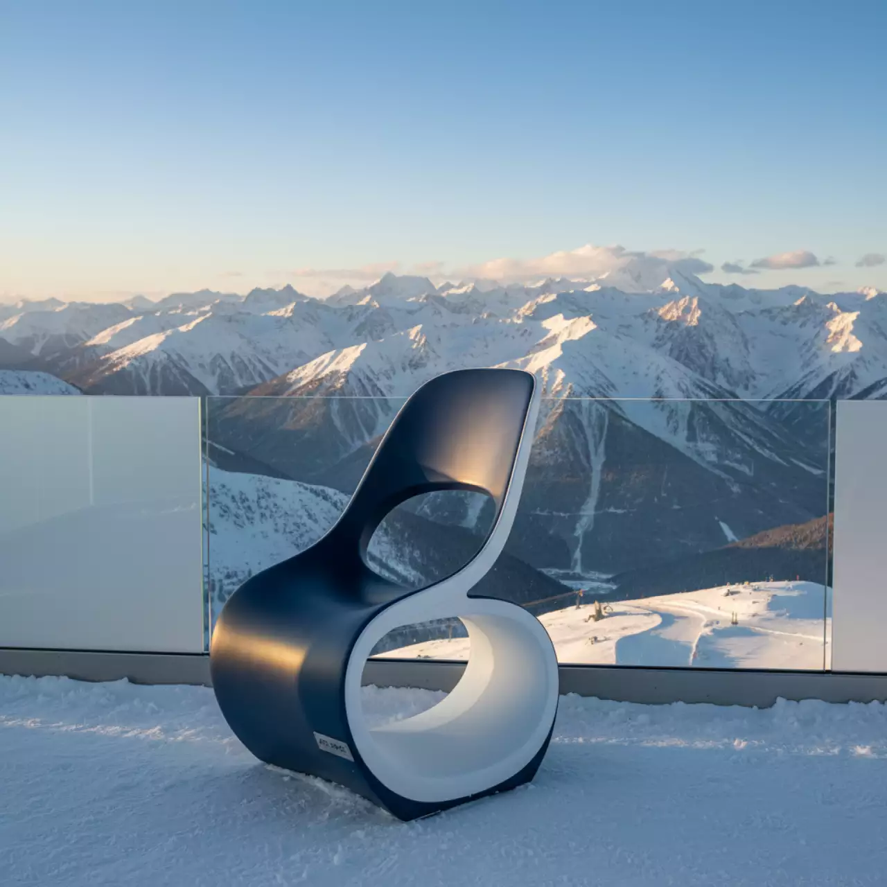 Аренда Стул Infinity на площадке Rosa Peak (2320м) — ART SPACE