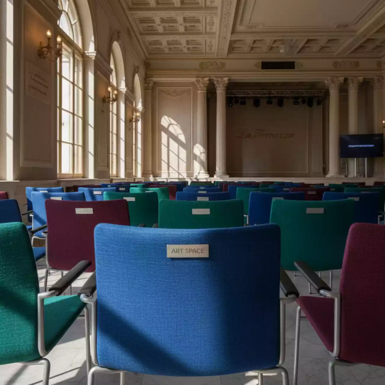 Аренда Стул Iso текстиль в ресторане «La Terrazza» — ART SPACE