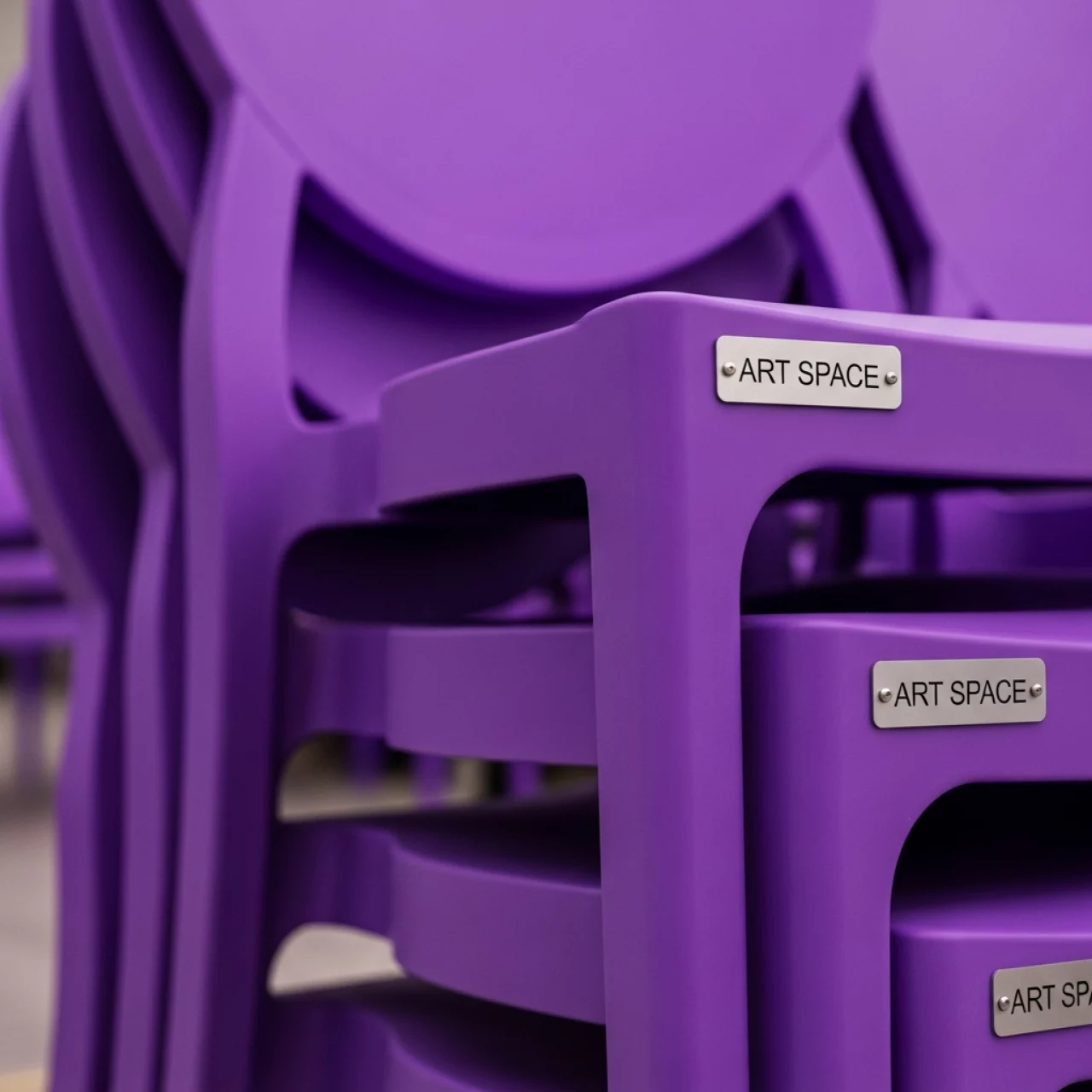 Аренда Стул из пластика RoyalFamily Nico фиолетовый в ресторане «Баран-Рапан» — ART SPACE