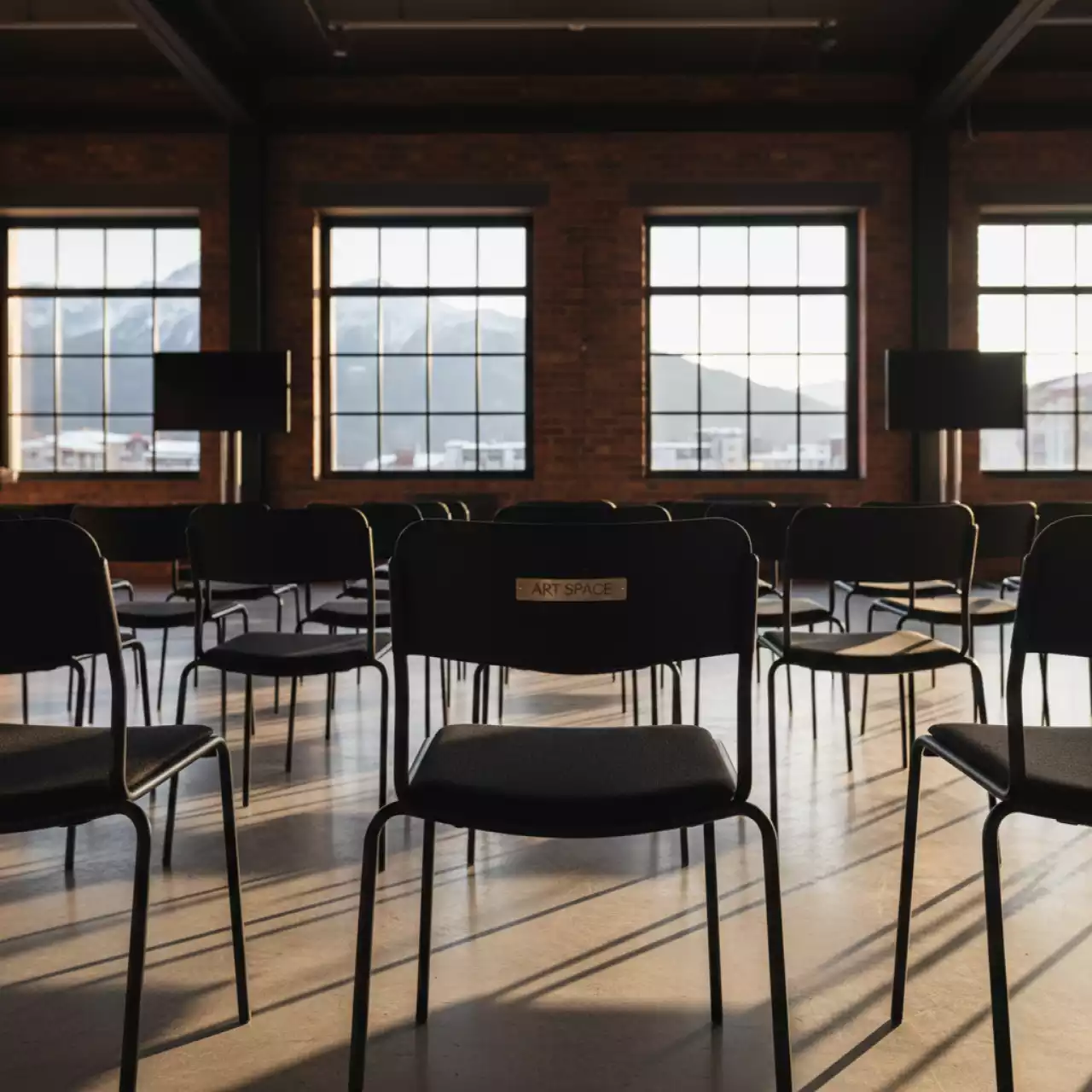 Аренда Стул ИЗО сиденье пластик черный каркас на курорте «Газпром» (Альпика) — ART SPACE