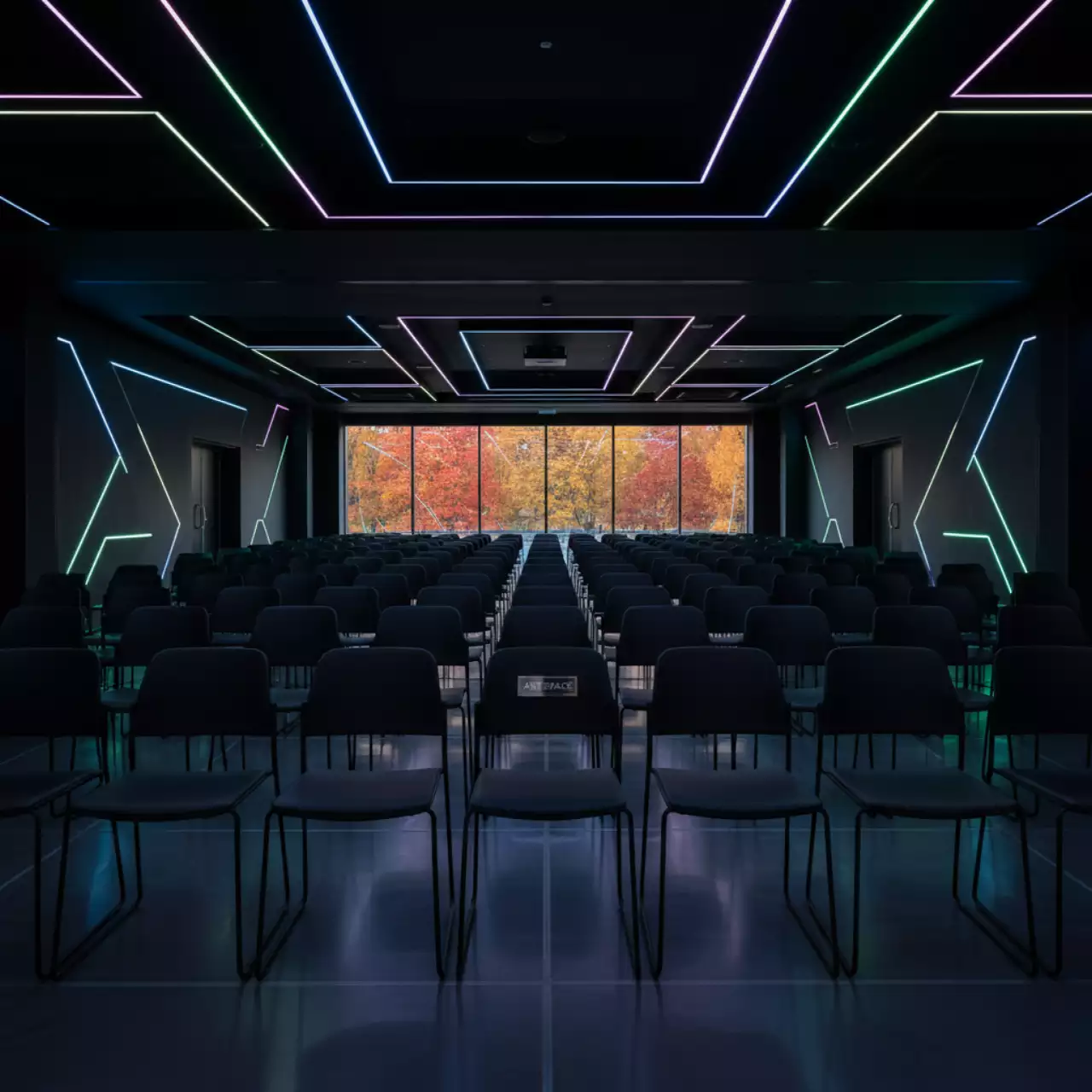 Аренда Стул ИЗО сидение пластик черный каркас в Bridge Resort — ART SPACE