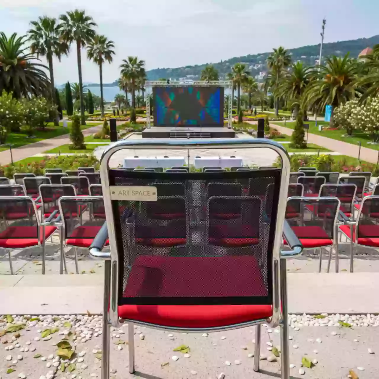 Аренда Стул ИЗО спинка сетка W красный в парке «Ривьера» — ART SPACE