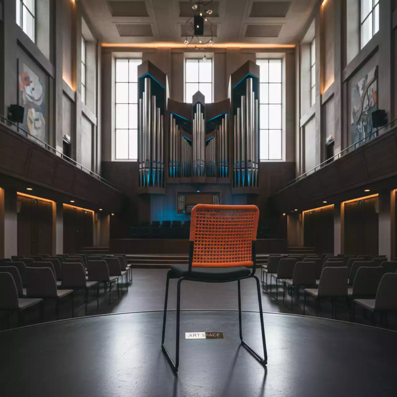 Аренда Стул ИЗО спинка сетка W оранжево черный в Зале органной и камерной музыки — ART SPACE