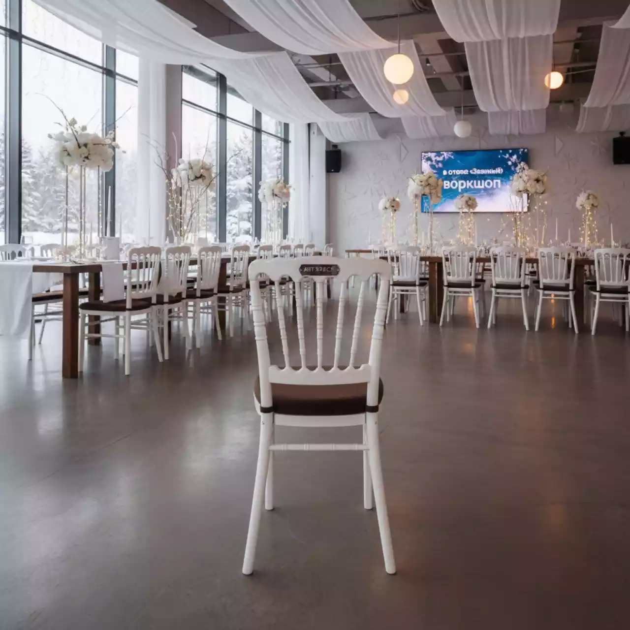 Аренда Стул Кьявари белый деревянный с коричневой подушкой в отеле «Звездный» — ART SPACE