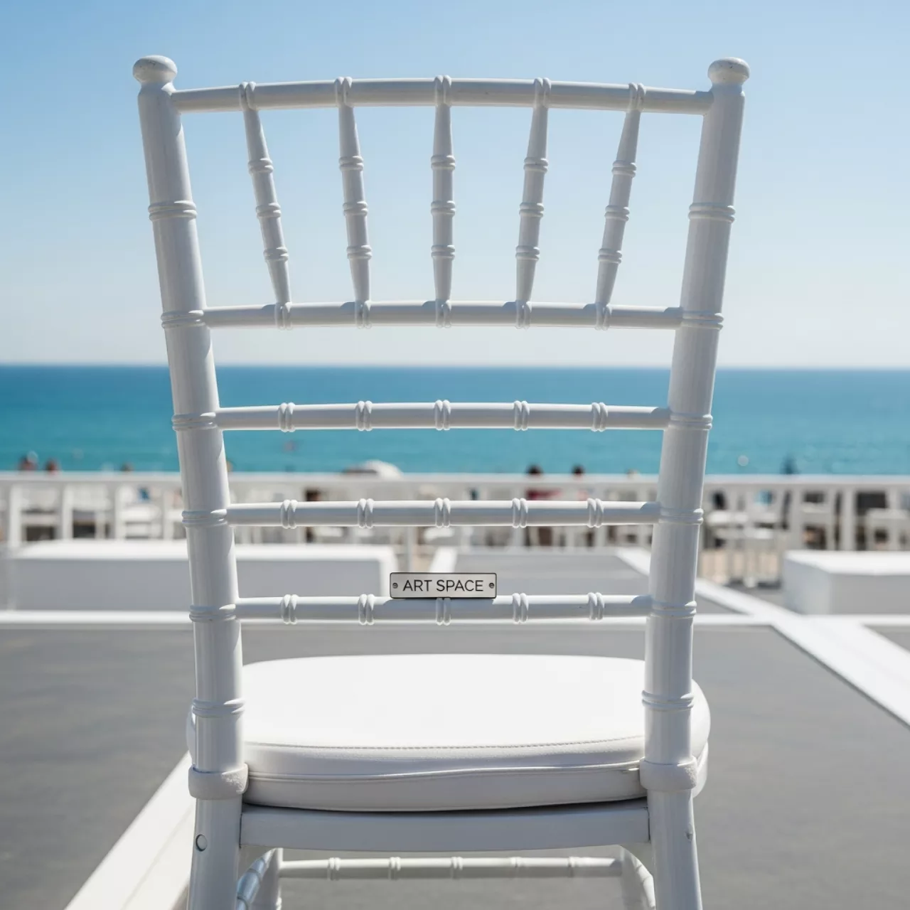 Аренда Стул Кьявари белый с мягким сиденьем на пляжных клубах Хосты — ART SPACE