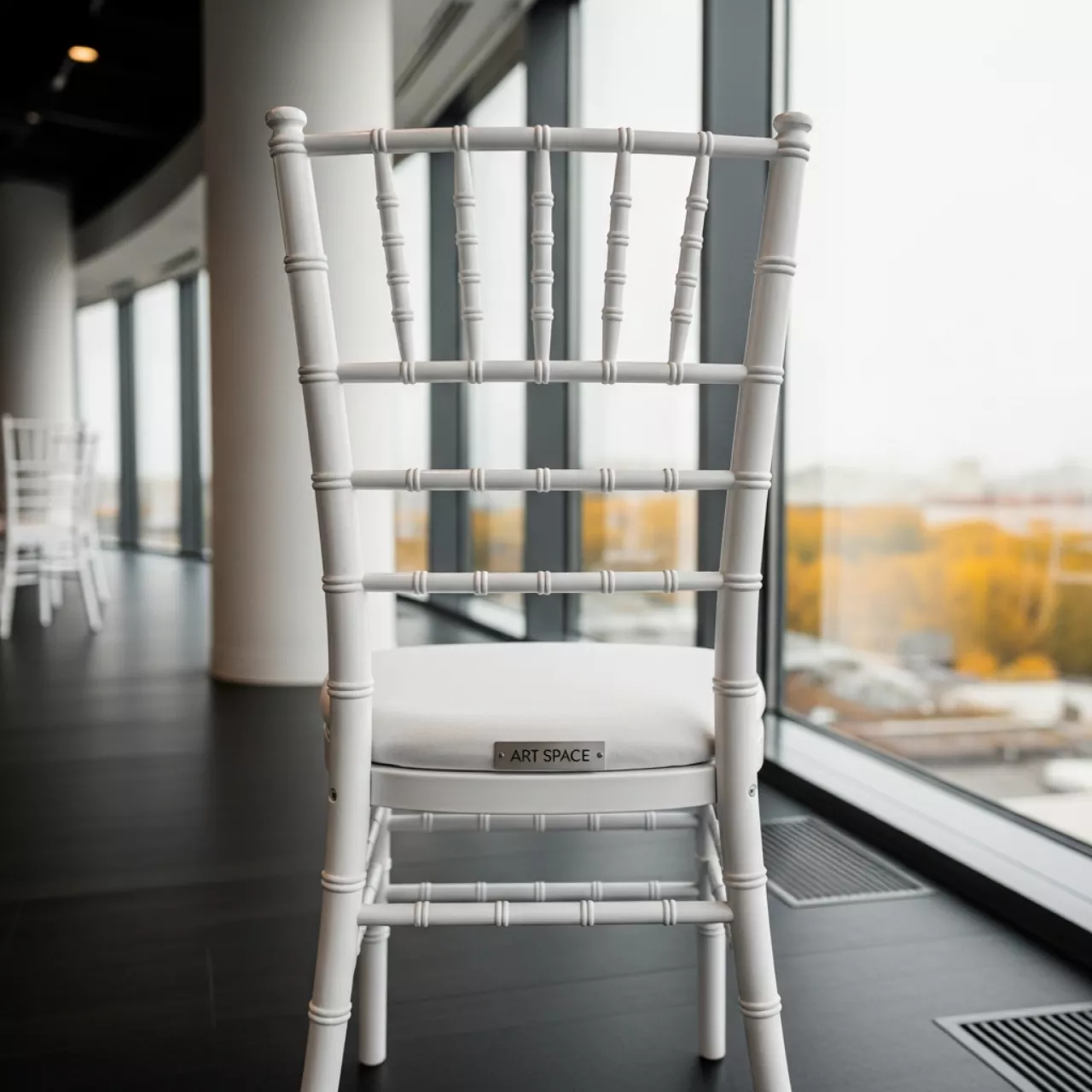 Аренда Стул Кьявари белый с мягкой сидушкой в Panorama by Mercure — ART SPACE