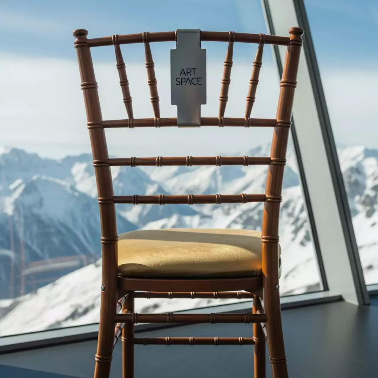 Аренда Стул Кьявари деревянный с золотой подушкой в Skypark Sochi — ART SPACE