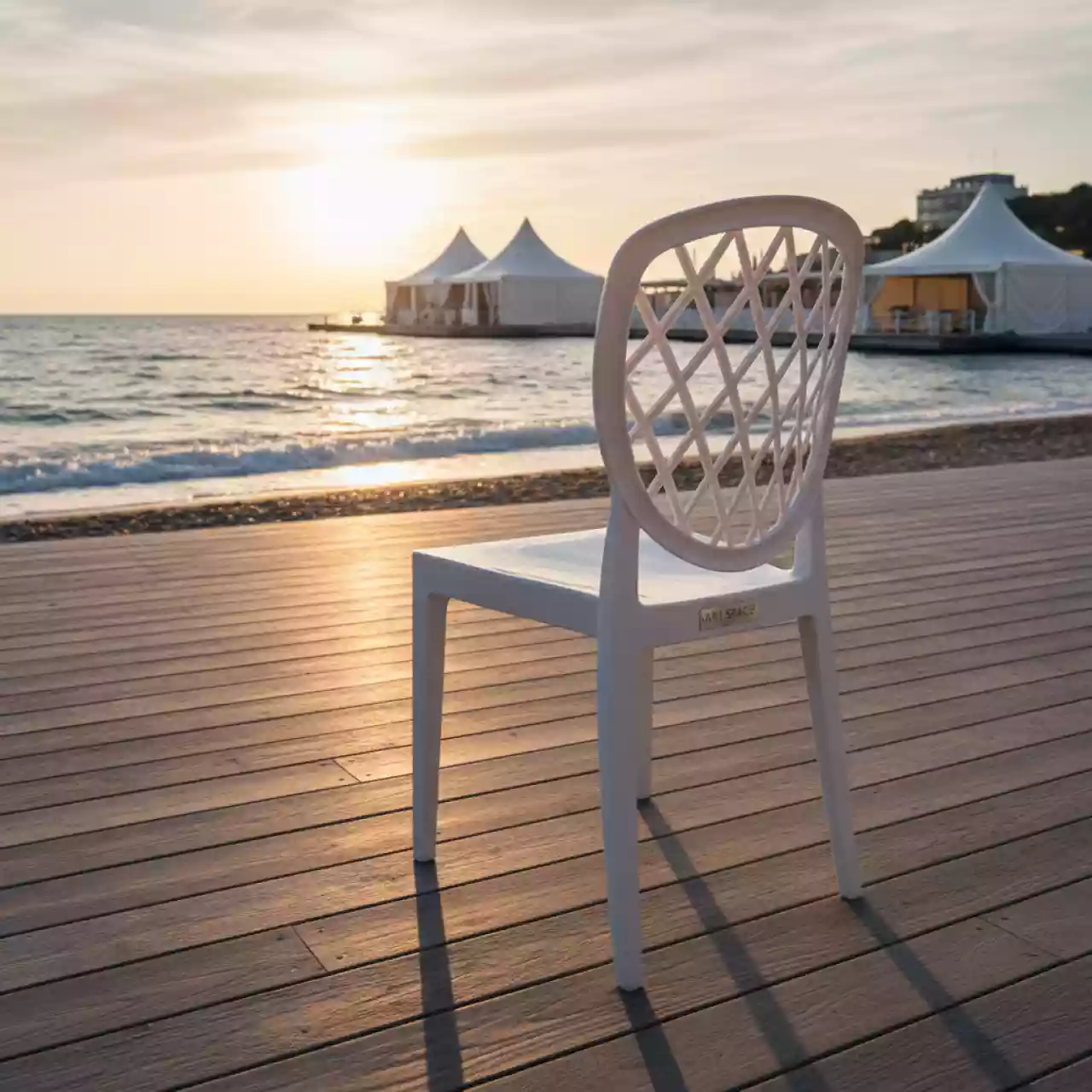 Аренда Стул Кьявари Диамант белый пластиковый на пляже «Ривьера» — ART SPACE