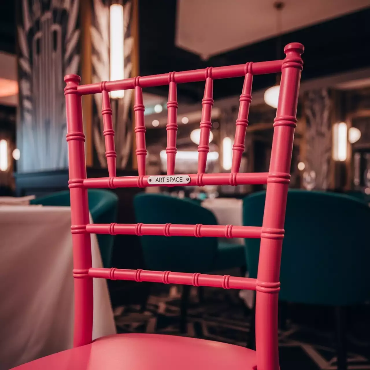 Аренда Стул Кьявари насыщенно розовый деревянный в ресторане «La Terrazza» — ART SPACE