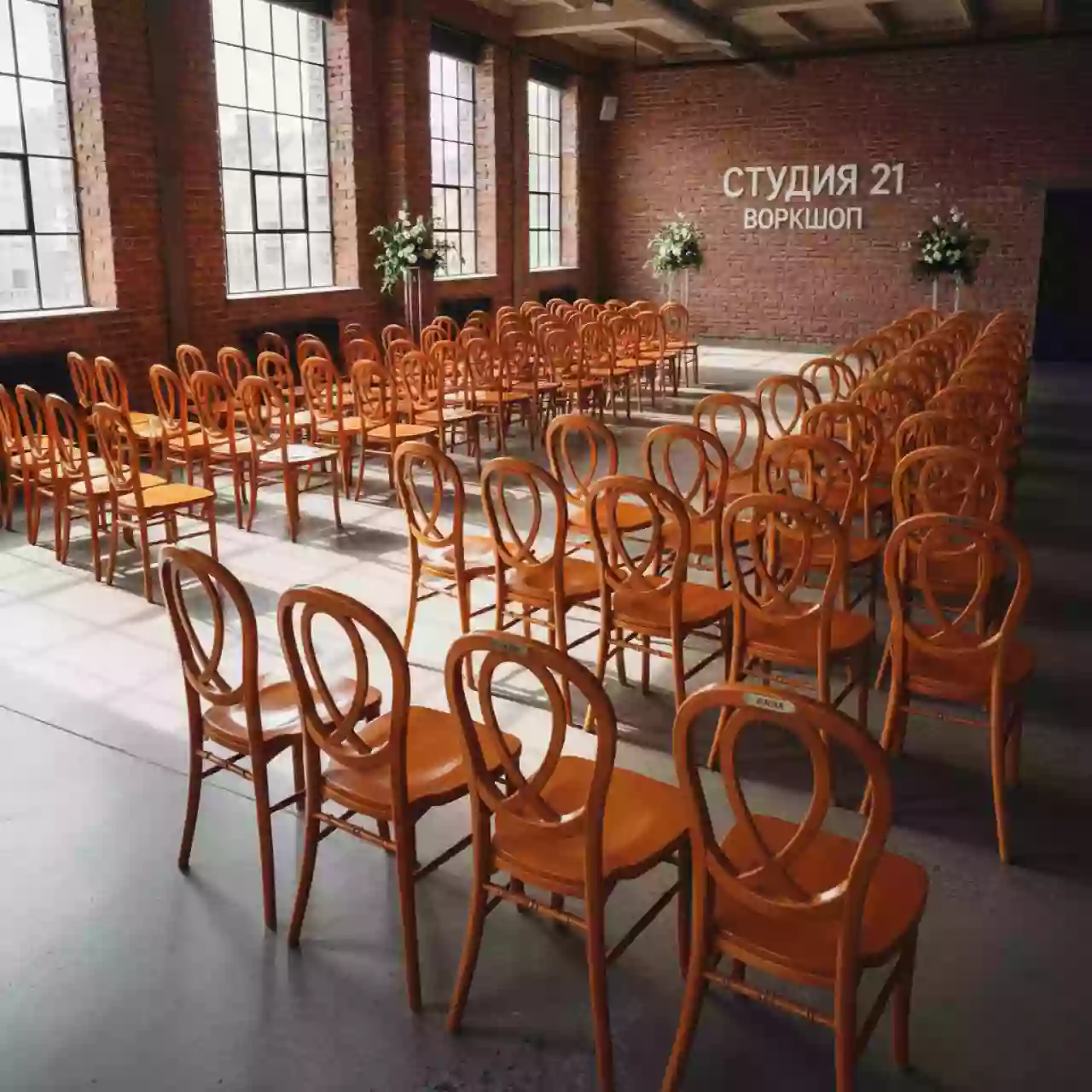 Аренда Стул Кьявари оранжевый деревянный в лофте «Студия 21» — ART SPACE