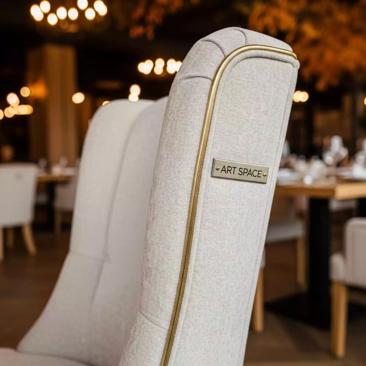Аренда Стул Кьявари подушка из велюра Teddy молдинг старое золото в ресторане «Плакучая Ива» — ART SPACE