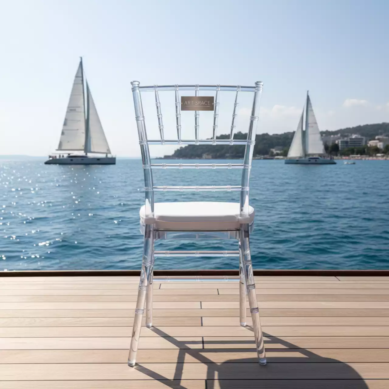 Аренда Стул Кьявари прозрачный с белой подушкой на парусной регате (Сочи) — ART SPACE