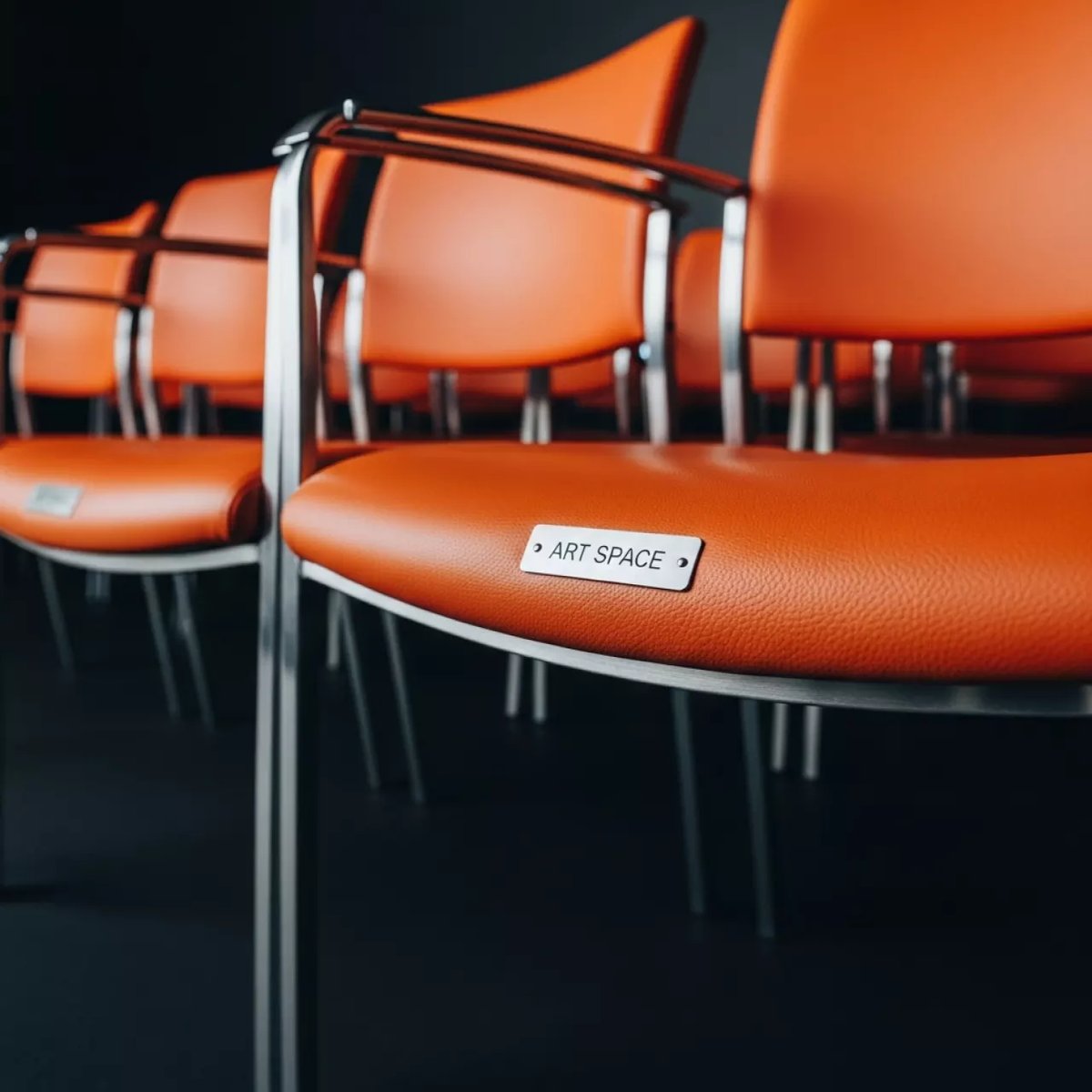 Аренда Стул каркас серебро экокожа оранжевая Helmet в Зимнем театре — ART SPACE