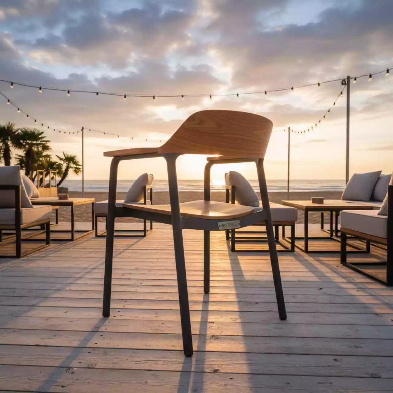 Аренда Стул Kato с подлокотниками деревянная спинка металлические ножки на пляже «Маяк» — ART SPACE