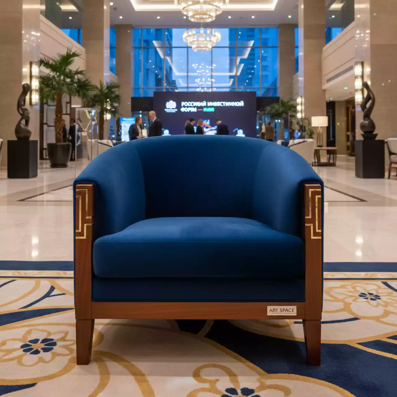 Аренда Стул Kato с подлокотниками велюр массив бука в Mövenpick Hotel — ART SPACE