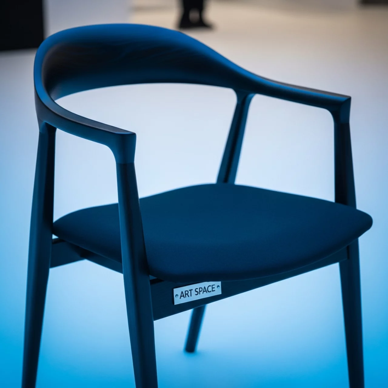 Аренда Стул Kongsberg без прострочки микровелюр Avelina спинка Elegancia морилка черная в отеле «Богатырь» — ART SPACE