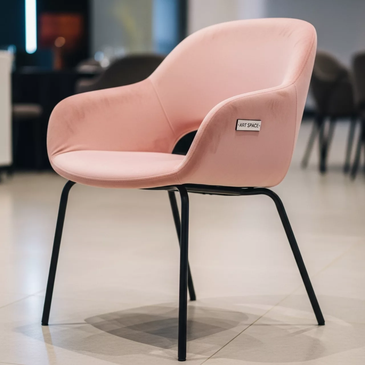 Аренда Стул Kongsberg велюр нежно розовый черные ножки в Сочи Парк Отеле — ART SPACE