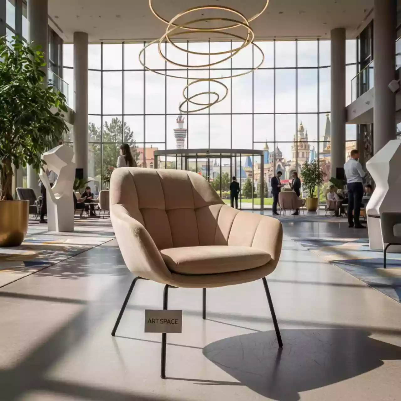 Аренда Стул Копенгаген бежевый бархат ножки черные в отеле «Богатырь» — ART SPACE